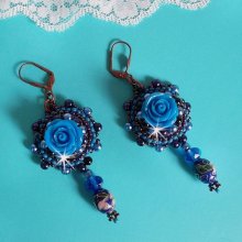 BO Royal Blue Roses ricamato con rose in resina, perle, pendenti in porcellana cloisonne, sfaccettature e rocailles